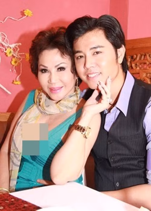 Mối tình “chị em” giữa Vũ Hoàng Việt và Yvonne Thúy Hoàng từng gây chú ý. Vào năm 2012, hai người công khai hẹn hò khi Yvonne đã ở tuổi 60 còn Vũ Hoàng Việt mới 28 tuổi. Ảnh: Dân Việt.