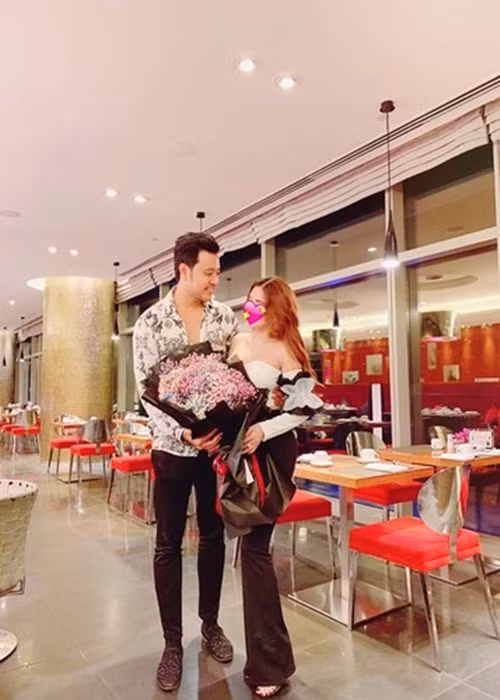 Sau gần một năm chia tay nữ đại gia, Vũ Hoàng Việt tìm được người yêu mới. Trong mắt Vũ Hoàng Việt, bạn gái dễ thương, xinh đẹp, có tư duy trí tuệ. Ảnh: FB Vũ Hoàng Việt.