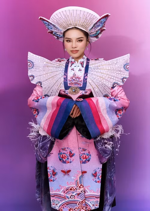 Trang phục dân tộc của Hoa hậu Kỳ Duyên lấy cảm hứng từ chiếc Lọng Bướm dưới thời triều Nguyễn vào thế kỷ 20.