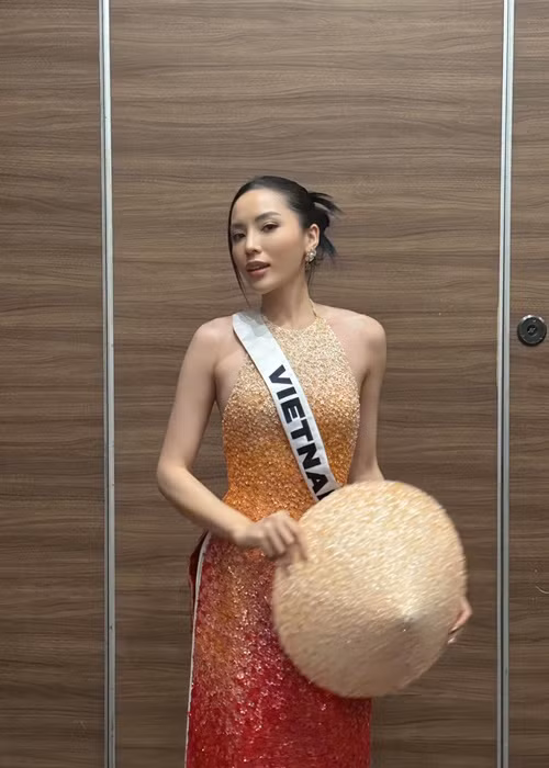 “Người con gái Việt Nam mặc chiếc áo dài thì dù có đi đâu cũng sẽ được nhận ra. Duyên dành chiếc áo dài cho vòng phỏng vấn quan trọng để tăng thêm sự tự tin, sức mạnh cho mình. Mới chợt nhớ ra hôm nay là sinh nhật của mình”, Kỳ Duyên chia sẻ.
