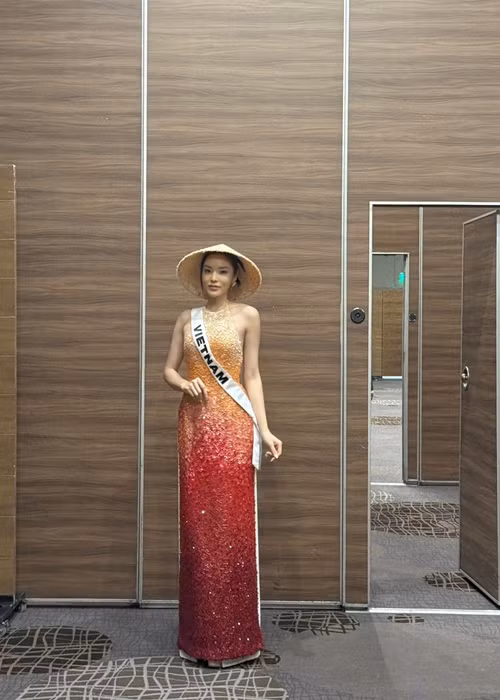 Trước phần thi trang phục dân tộc, Kỳ Duyên hoàn thành buổi phỏng vấn kín với ban giám khảo.