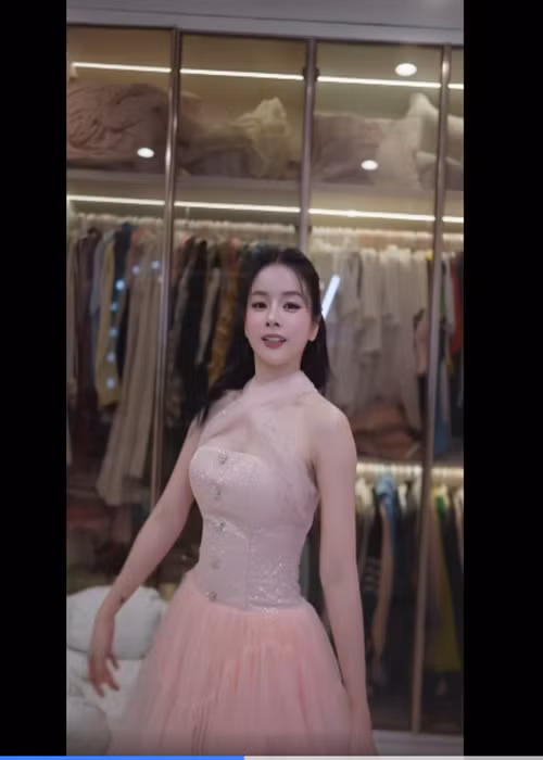 Mie có tủ đồ hiệu không khác gì cửa hàng thời trang. Ảnh: TikTok Mie.