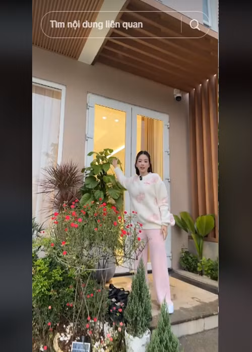 Biệt thự của Mie ngập tràn cây xanh, hoa tươi. Ảnh: TikTok Mie.