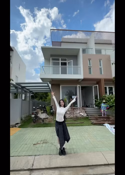 Người đẹp xây một biệt thự 3 tầng. Ảnh: TikTok Mie.