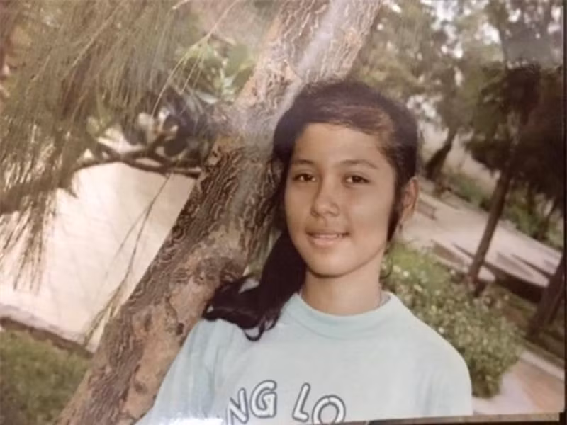 Việt Trinh phụ mẹ nấu cám cho heo ăn, xách nước đi tưới tiêu, giặt quần áo giúp các anh, có lúc theo các anh đi lượm củi. Ảnh: FB Việt Trinh.