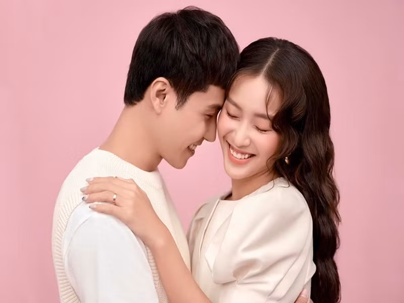 Ánh mắt Thanh Sơn dành cho Khả Ngân được cho ngọt ngào, ấm áp như đôi tình nhân. Ảnh: FB Thanh Sơn.