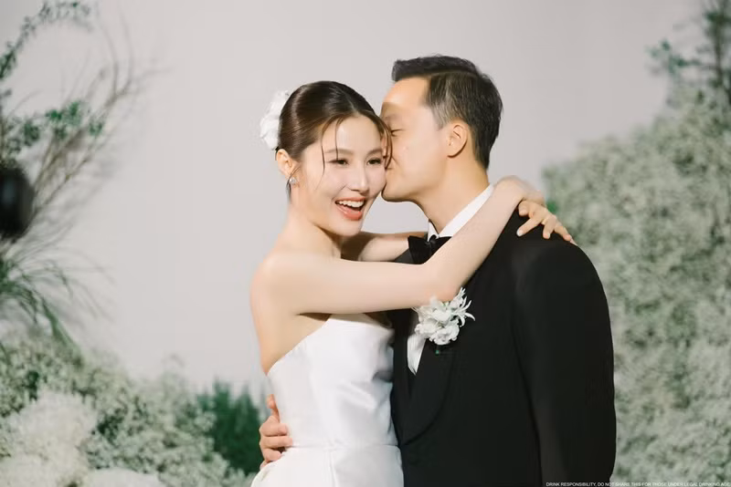 Vợ chồng Diễm My tình tứ trong đám cưới hoành tráng.