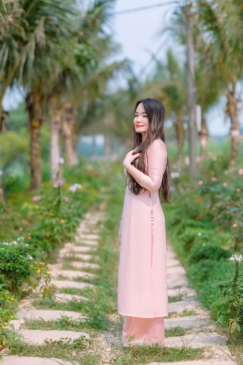 Ở tuổi 39, Hồng Vân sở hữu vóc dáng thon gọn, gương mặt tươi trẻ. Ảnh: FB Hồng Vân.