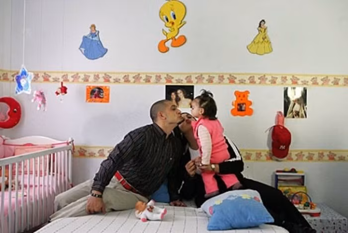 Nhà tù Aranjuez ở Tây Ban Nha là nhà tù đầu tiên dành cho gia đình, nơi trẻ em có thể ở lại qua đêm với cha, mẹ đang bị giam giữ.