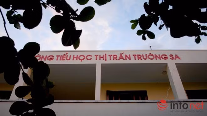 Tương tự trên đảo Song Tử Tây, Trường tiểu học thị trấn Trường Sa cũng được đầu tư rất khang trang.