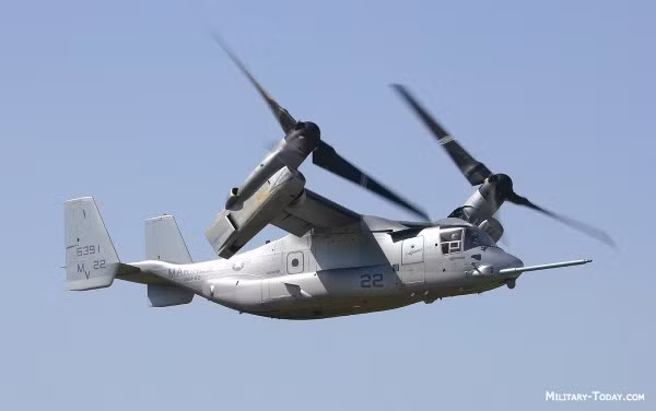 MV-22 Osprey là một thiết kế lai giữa trực thăng và máy bay cánh cố định. Giải pháp này cho phép nó hoạt động trên mặt đất và tàu đổ bộ khá dễ dàng. MV-22 có thể chở theo 24 binh lính hoặc 9 tấn hàng hóa. Ưu điểm của máy bay là khả năng cất, hạ cánh như trực thăng trong khi có tốc độ nhanh gấp đôi. Osprey có vận tốc tối đa 500 km/h.