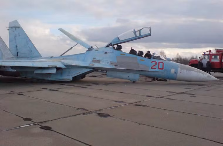 Mặc dù giải pháp hạ cánh này có thể khiến chiếc tiêm kích Su-27 bị hư hỏng, tuy nhiên vẫn hơn là bỏ toàn bộ máy bay nhảy dù.