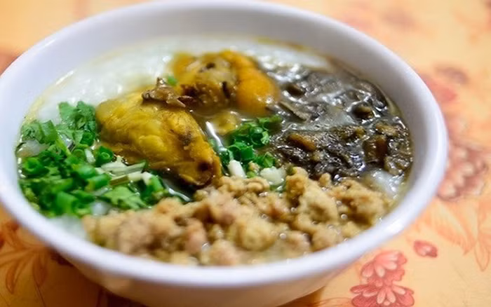 Cháo ấu tẩu ăn kèm thịt băm, các loại rau thơm, tiêu, hay măng chua mang lại vị bùi, béo ngậy đôi khi hơi đắng, lạ miệng. Những du khách đi một chặng đường xa đến Hà Giang, ăn một bán cháo ấu tẩu sẽ thấy cơ thể sảng khoái, người khỏe khoắn trở lại, đầu óc minh mẫn, hào hứng hơn.