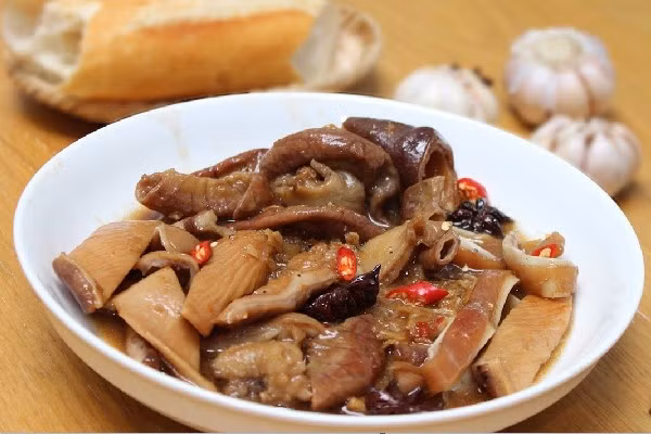 Phá Lấu. Món ăn này gắn liền với nhiều thế hệ học sinh, sinh viên, giới trẻ… Phá lấu thực chất được làm từ thịt và nội tạng của động vật nên chứa rất nhiều chất dinh dưỡng.