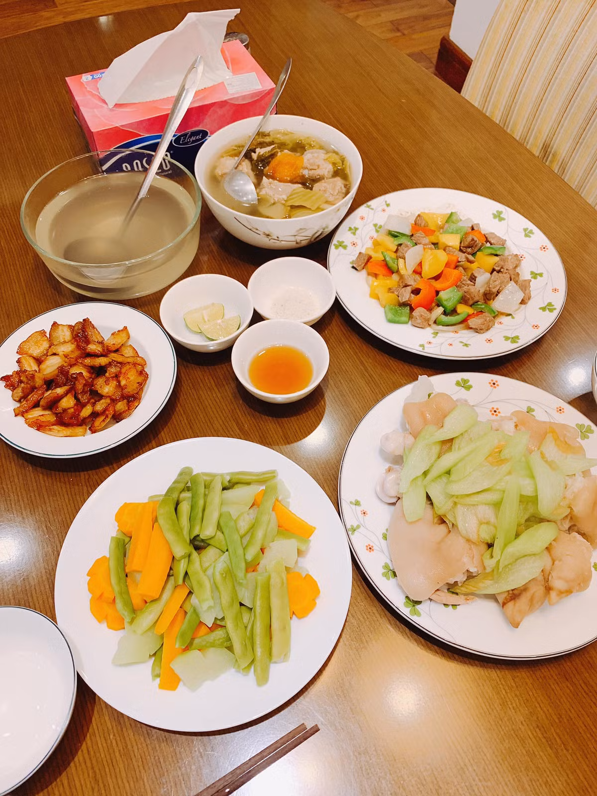 Cô nhận định, món ăn ngon không chỉ xuất phát từ nguyên liệu hay cách chế biến. Chính “gia vị” tình cảm người phụ nữ nêm vào mới thực sự khiến món ăn trở nên đậm đà. Đây cũng được xem là bí quyết giữ lửa hạnh phúc của “cô gái thời tiết” với chồng đại gia.