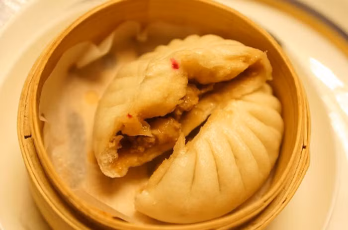 Sự khác biết của bánh bao Cẩu Bất Lý đặc biệt ở chỗ, anh dùng thịt lợn được chế biến theo tỷ lệ 3 nạc – 7 mỡ cùng lượng nước phù hợp hầm cùng xương sườn, dạ dày trong nhiều giờ liền làm nước sốt.