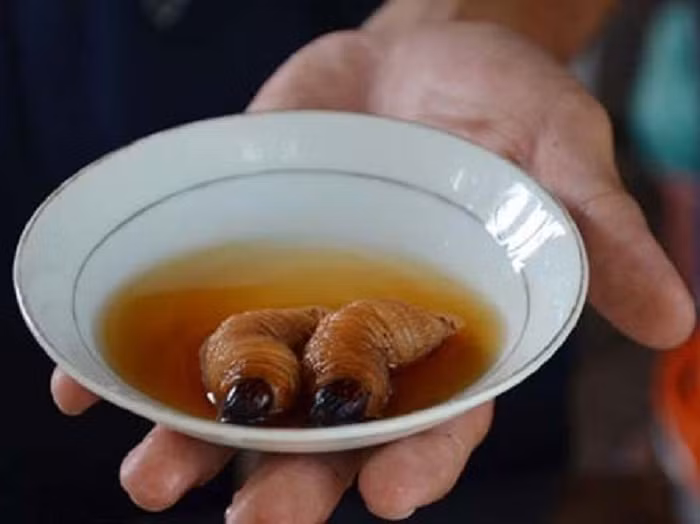 Đuông dừa. Đuông dừa được phái mạnh phong là thần dược giúp tăng cường bản lĩnh đàn ông. Thân hình như những chú sâu con, da căng tròn, mũm mĩm màu trắng sữa không khiến cánh “diệt mồi” cảm thương.