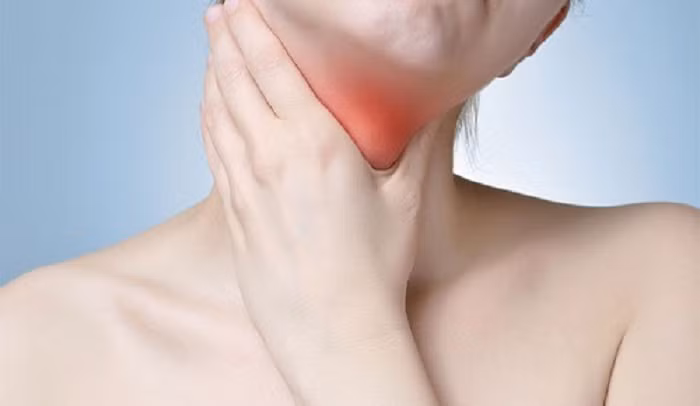 Để tránh bỏ qua dấu hiệu “cầu cứu” của cơ thể, bạn nên để ý tới các triệu chứng khác như khó thở, đau họng hoặc khàn tiếng. Ảnh: Internet.