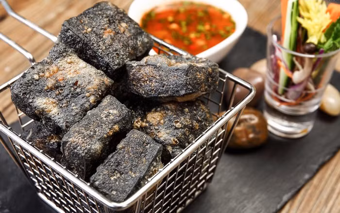 Ngoài món tận cùng tàn ác Doju Tofu, đậu phụ thối Trung Quốc khiến những người thường xuyên sử dụng đậu phụ trong bữa ăn hàng ngày bất ngờ không kém. Đúng như tên gọi, đậu phụ có mùi rất nặng do được lên men trong thời gian dài.