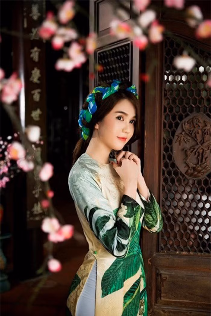 Không ít khán giả cho rằng họ thích nhìn một Ngọc Trinh quyến rũ "chết người", mộc mạc trong tà áo dài hơn là những bộ cánh hở hang phản cảm.