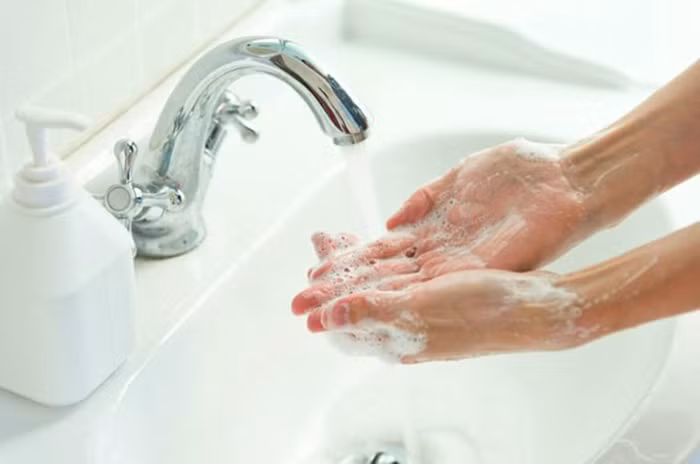Đặc biệt, nhất định phải rửa tay bằng xà phòng hoặc chất tẩy rửa với nước sạch: Trước khi tiếp xúc với thực phẩm; trước và trong quá trình chế biến thực phẩm; sau mỗi lần đi vệ sinh. 