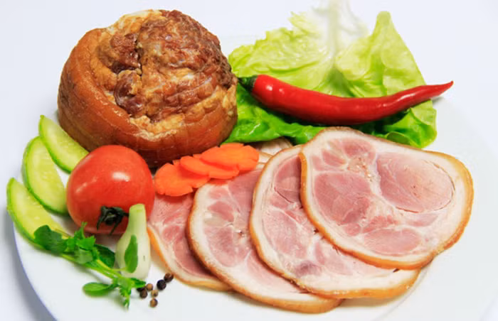 Thịt hun khói. Hương vị của các món thịt hun khói khá “được lòng” người ăn song nó lại tiềm ẩn mối nguy sức khỏe. Cụ thể, quá trình chế biến thịt hun khói dễ sinh ra chất benzopyrene gây ung thư cực mạnh.