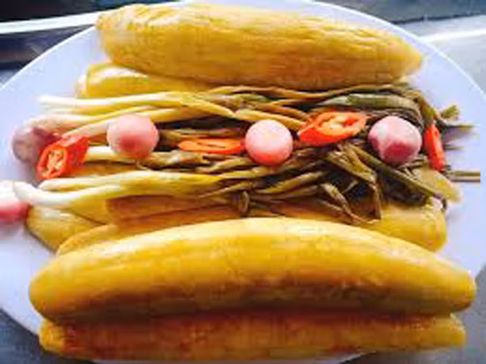 Nitrite dễ dàng kết hợp với axit trong dạ dày, protein, axit amin tạo thành hợp chất nitrosamines, có thể phá hỏng DNA, làm tăng bạch cầu cấp tính và các nguy cơ ung thư như ung thư tuyến tuỵ, trực tràng, dạ dày.