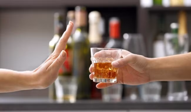Ít rượu. Thống kê chỉ ra, nghiện rượu lâu năm là nguyên nhân chính dẫn đến các vấn đề về gan. Cụ thể, nó gây rối loạn chuyển hóa gan, gan nhiễm mỡ, gián tiếp thúc đẩy tăng lipid và glucose máu. Các thành phần trong rượu cũng có thể gây tổn thương mạch máu, gây ra các vấn đề như huyết áp cao, xơ vữa động mạch.