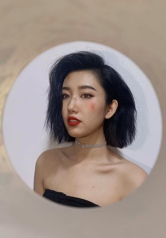 Thoạt nhìn, hẳn nhiều người sẽ lầm tưởng Thuý Ngân đang gặp chấn thương gì đó, nhưng khi xem kỹ, người ta sẽ nhận ra rằng, những vết đỏ, vết xước kia chỉ là sản phẩm của nghệ thuật trang điểm mà thôi.
