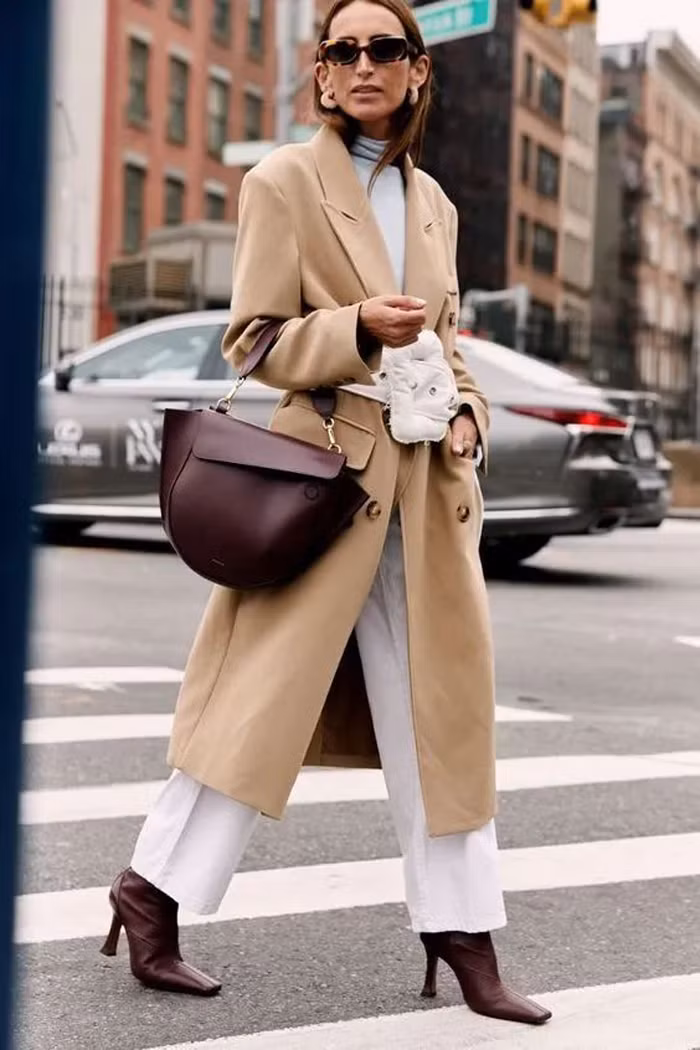 Stylist hàng đầu đưa ra lời khuyên nên chọn áo len ôm sát, quần ống đứng để lên đồ với áo khoác dáng dài. Nhìn tổng thể, bạn sẽ trở nên cao ráo, phong cách hơn. Cách mặc này rất dễ ứng dụng, bạn hoàn toàn có thể mặc khi xuống phố hay đi làm.