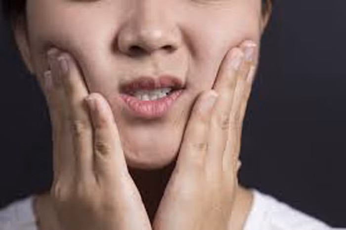 Má sưng phù. Trên gương mặt, vùng má được đánh giá dễ quan sát nhất. Nếu như hai má của bạn hồng sáng mềm mại, mịn màng, thì đó là dấu hiệu của thận khỏe mạnh. Còn nếu có màu xám nhạt, bóng mỡ tiềm dầu nhiều, hoặc chuyển sang màu đỏ thì có thể thấy thận của bạn đang trục trặc.