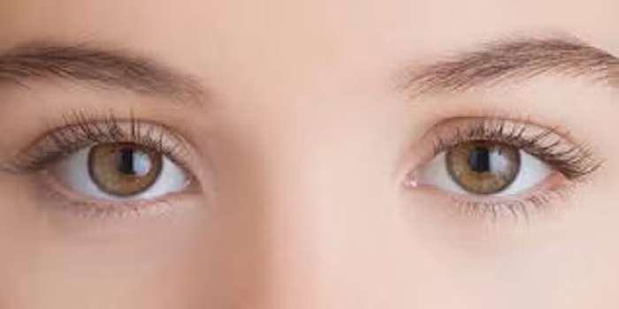 Màu mắt bất thường. Một trong những dấu hiệu nhận diện bệnh thận là màu mắt thay đổi bất thường. Ở đó, phần đồng tử mắt bệnh nhân chuyển màu trắng, mí mắt chuyển màu sẫm hoặc vàng.