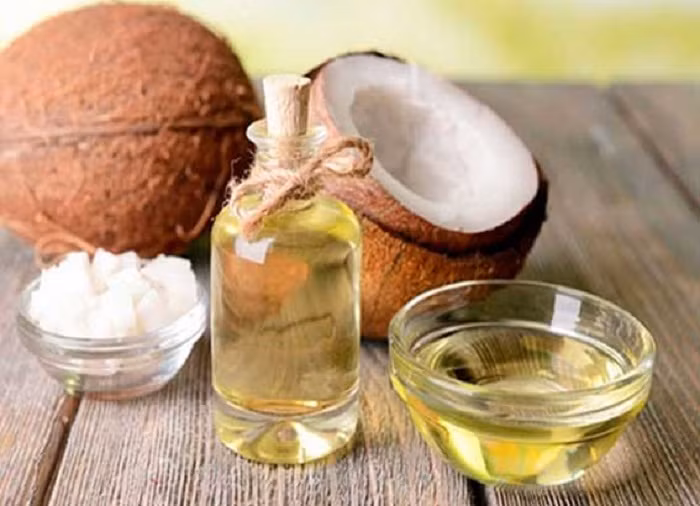 Tuy nhiên giống như mỡ động vật, dầu dừa tưởng tốt nhưng có hại bởi chứa nhiều cholesterol không có lợi cho việc ổn định lipid máu. Mặt khác, dầu dừa có công dụng trị táo bón song các chuỗi axit béo có trong nó có thể gây tiêu chảy khi ăn quá nhiều.