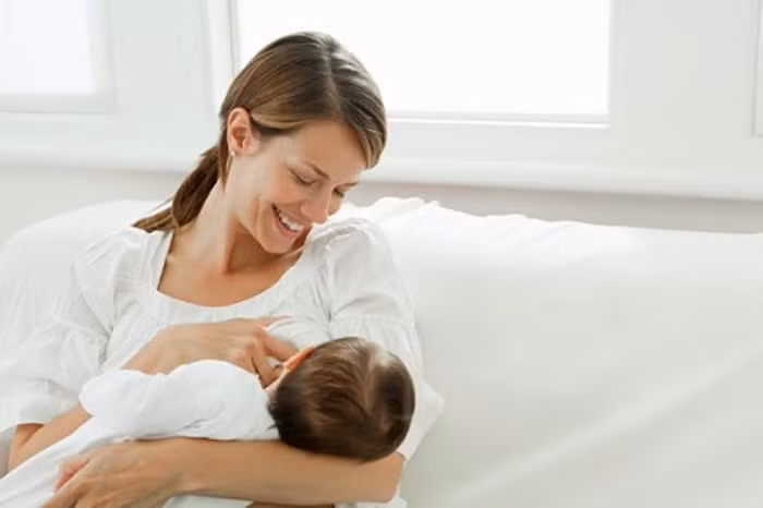 Tất cả đều có nguy cơ mắc ung thư vú. Đáng lưu ý, nhóm phụ nữ trong độ tuổi 40 – 45, mãn kinh, không có con hoặc không cho con bú có khả năng mắc bệnh cao hơn. Ngoài ra, những đối tượng dưới đây cũng dễ đối diện với căn bệnh nguy hiểm hơn.