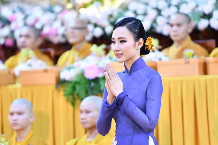 Có thể nói, sau hơn ba năm ăn chay trường Angela Phương Trinh có sự thay đổi về phong thái lẫn vẻ bề ngoài. Không phải vẻ đẹp thị phi với những bộ đồ “chặt chém”. Nhan sắc của Angela Phương Trinh thể hiện sự trưởng thành và bình thản trước cuộc sống.