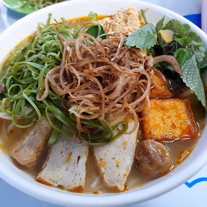 Món chay cô ăn hàng ngày khá đa dạng với đầy đủ món từ khô cho tới nước như cơm, bún Huế, bún riêu, bún thịt nướng, lẩu... Tất cả đều được chế biến và nêm nếm đậm đà ngon không khác gì món mặn.