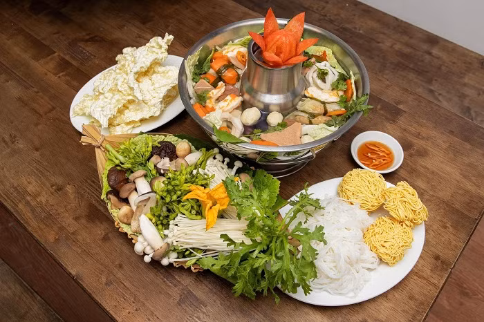 Lẩu cù lao miền Tây với vị ngọt đặc trưng vùng sông nước miền Tây, thanh của các loại nấm bổ dưỡng. Lẩu thường ăn kèm với rau tần ô, bông thiên lý và bông bí.