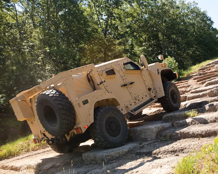 Những yêu cầu được quân đội Mỹ đặt ra khi chế tạo chiếc JLTV mới đó là chúng phải bền, mạnh mẽ, an toàn, cơ động, khả năng địa hình cao và bảo dưỡng dễ dàng.