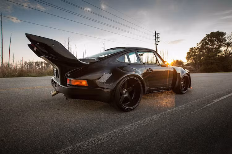 Không chỉ dừng lại ở việc "nhái" nguyên mẫu 934 Turbo RSR, D-Zug đã "trộn" lẫn nhiều chi tiết của các phiên bản khác nhau. Cản trước của xe lấy từ 934 Turbo RSR 2.1, trong khi các vè trước và sau cực rộng lấy từ bản 3.0 RSR.