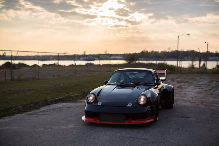 "Tuyệt phẩm" xe đua 930 Turbo Projekt Mjølner độ thành xe đua 934 Turbo RSR này hiện đang được D-Zug rao bán với giá 109.000 USD (tương đương 2,45 tỷ đồng). Đây là một mức giá hời, khi một chiếc 935 Turbo RSR "xịn" có giá ít nhất đắt gấp 4 hoặc 5 lần con số trên!