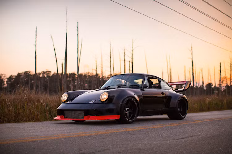 Trong vòng đời của mình, 930 Turbo có một phiên bản đua cực mạnh mẽ, có tên gọi là Porsche 934 Turbo RSR, tranh tài tại giải FIA Group 4. Và đây chính là nguồn cảm hứng để xưởng D-Zug tạo ra bản độ Projekt Mjølner, đặt theo tên chiếc búa của thần sấm sét Thor.