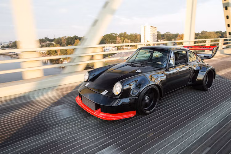 Bổ trợ cho động cơ là van blow-off và van xả của Tial, bơm xăng mới, trục khuỷu của Porsche 993TT, trái piston 98mm Mahle, "đầu bò" của 935 RSR, xú-páp GT-2 cùng một danh sách dài các phụ tùng "hàng khủng" khác.