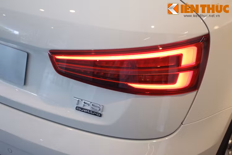 Trong đó, ấn tượng nhất phải kể tới phần đèn hậu dạng LED mới với dải đèn báo rẽ được phát sáng liên tục mỗi 2/10 giây chạy từ trong ra ngoài khi xe chuẩn bị rẽ.