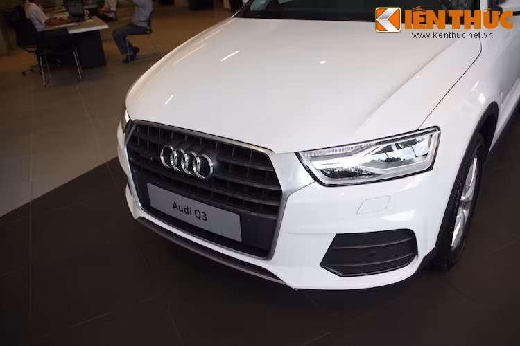Trên phiên bản này, phần trước của xe đã được thiết kế lại nam tính hơn với cụm lưới tản nhiệt lục giác góc cạnh, chịu ảnh hưởng từ nhà thiết kế mới của Audi Marc Lichte và khá giống như dòng Q7 thế hệ mới.
