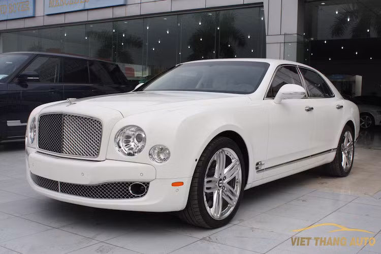 Về động cơ, Mulsanne sở hữu khối máy V8 6,75 lít tăng áp kép với công suất tối đa 505 mã lực và mô-men xoắn cực đại lên tới 1020 Nm.
