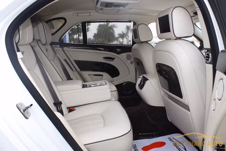 Hàng ghế sau của xe cực kỳ sang trọng và xa hoa với các trang bị như tủ lạnh mini có thể để vừa hai chai champagne, cùng những chiếc ly thủ công uống rượu được thiết kế rất tinh tế.