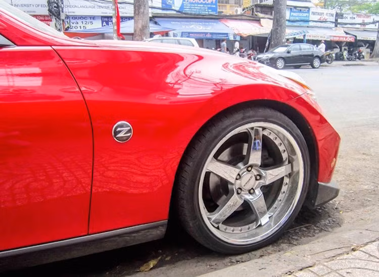 Bên cạnh bodykit, xe còn được trang bị cả bộ mâm 5 cánh 5Zigen 5ZR mạ bóng với kích thước lớn.