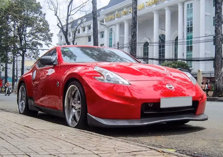 Ngam xe do Nissan 370Z ruc ro trong nang Sai Gon