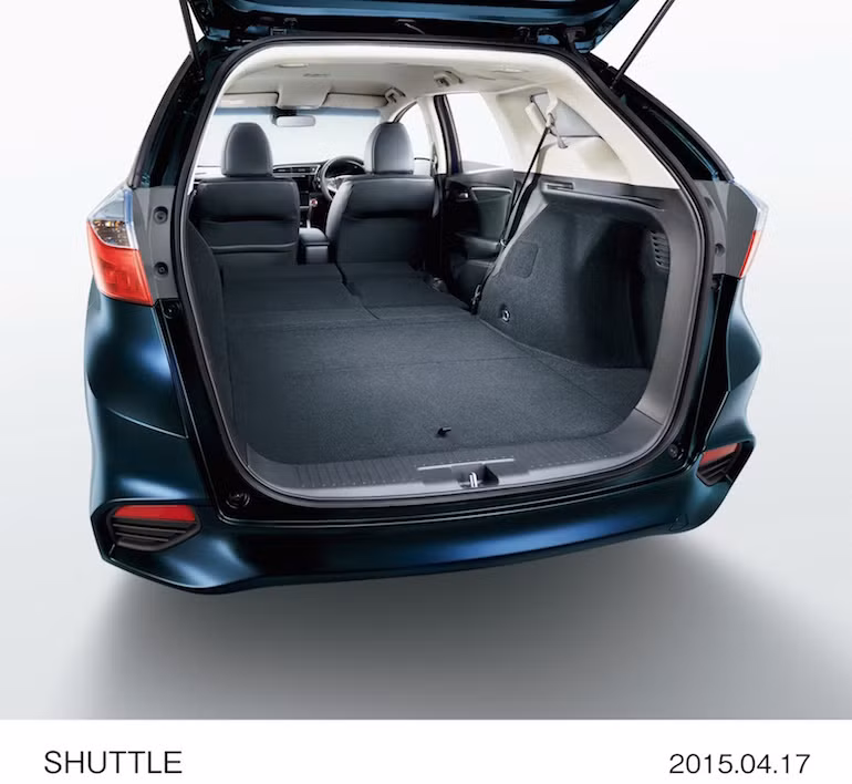 Chỉ có 5 chỗ, nhưng bù lại, Shuttle có khoang hành lý với thể tích lên tới 354 lít. Hàng ghế sau của xe có thể gập hoàn toàn xuống, khiến thể tích tăng lên tới 884 lít.