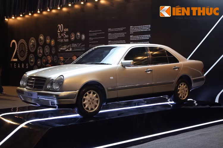Cách đây 19 năm, vào ngày 12/8/1996, chiếc E-Class này đã trở thành chiếc Mercedes đầu tiên xuất xưởng tại Việt Nam.
